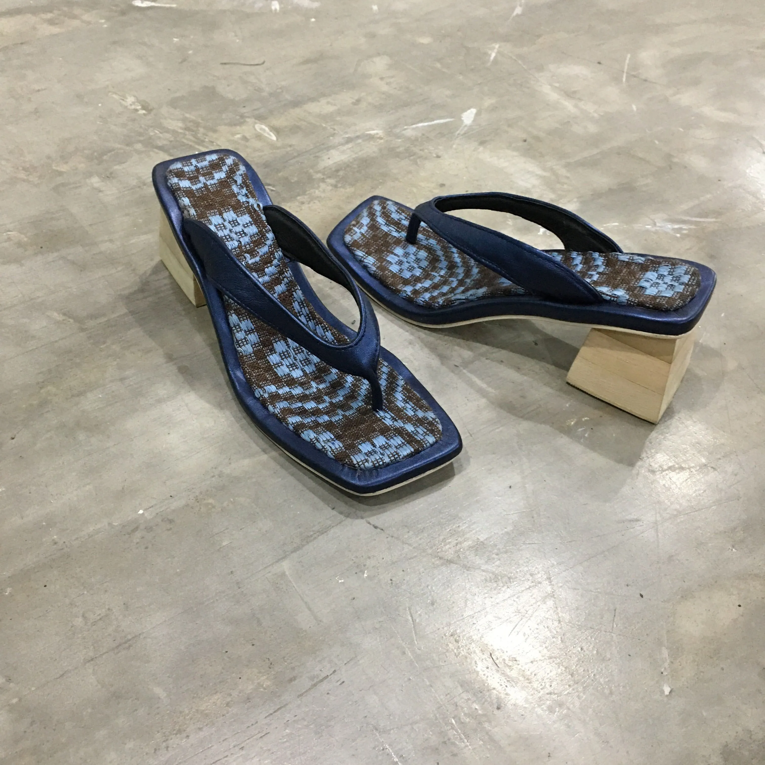 Hugis Block Heels